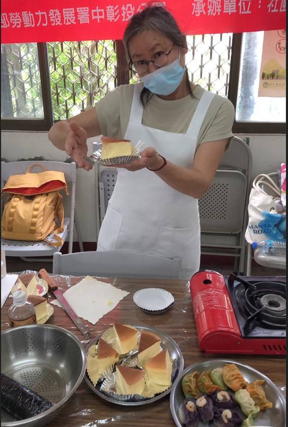 ▲惠如靠產投課程順利轉行創業圓夢成西點達人。（中彰投分署提供）